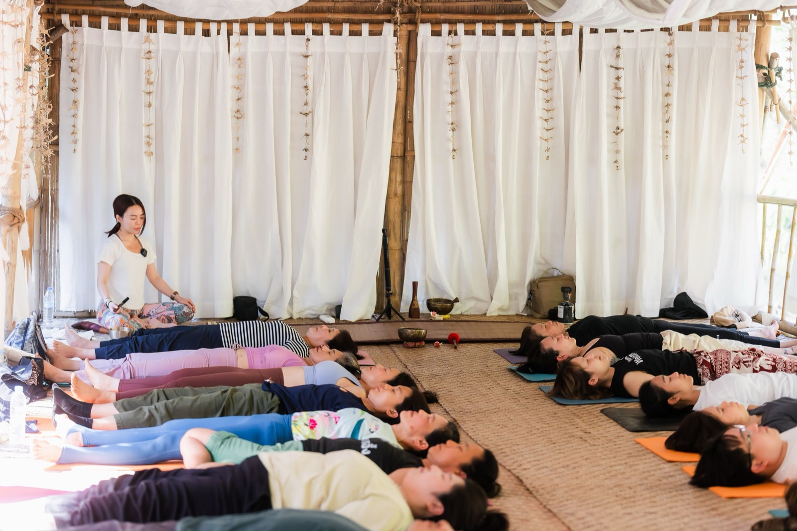 ผู้เรียนนอน savasana ทั้งห้องในช่วง sound bath